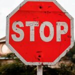 3 συμπεριφορές που οδηγούν στη ζήλια και τον χωρισμό, σύμφωνα με έναν ψυχολόγο